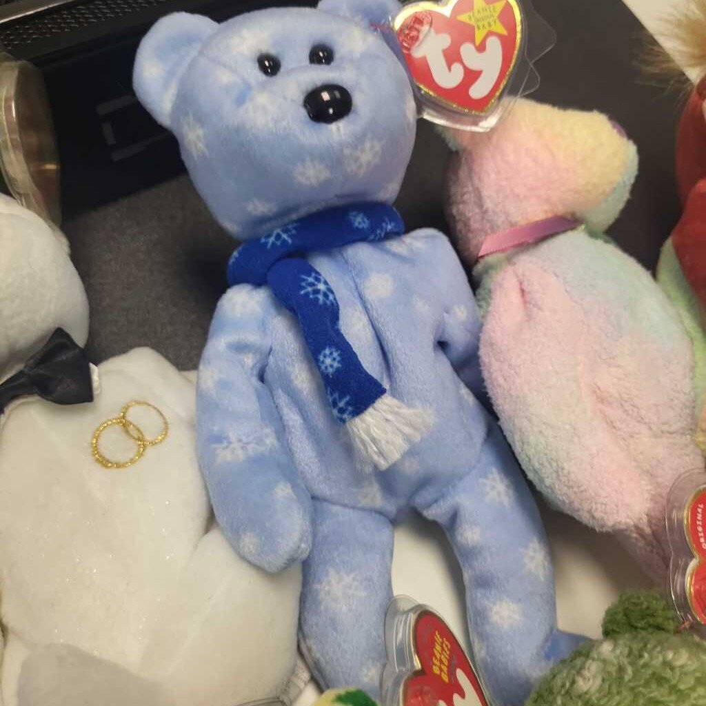 Ty Beanie Baby "1999 Holiday Teddy"