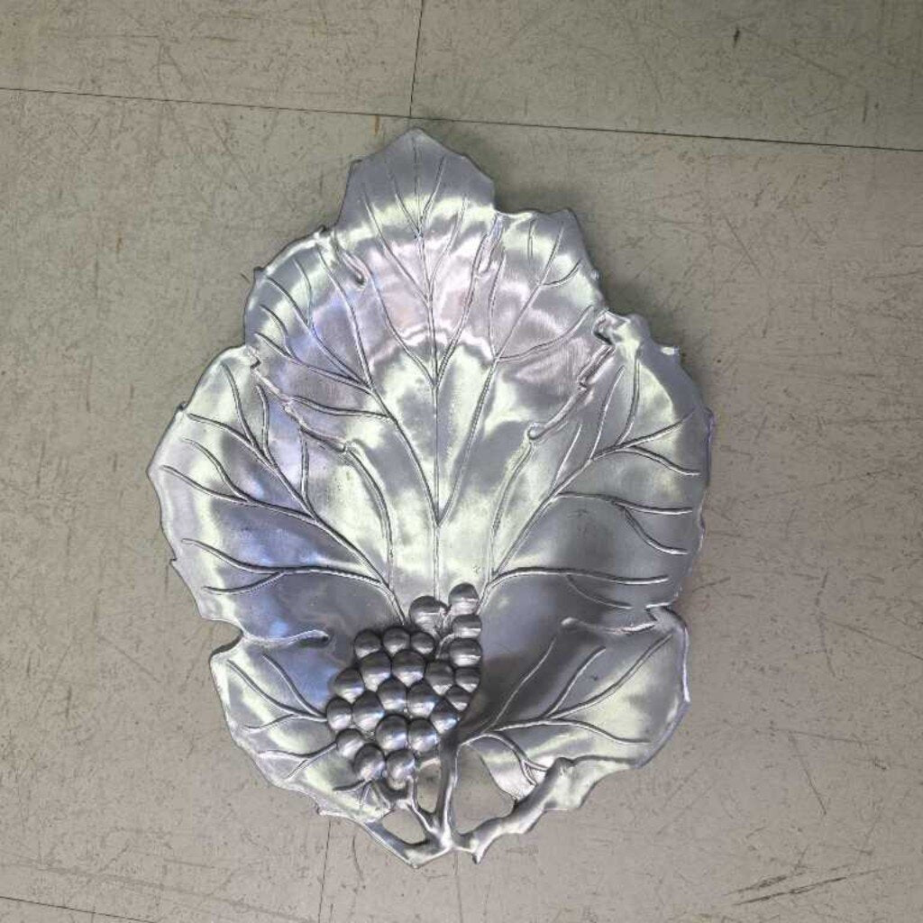 Grapevine shaped serving dish