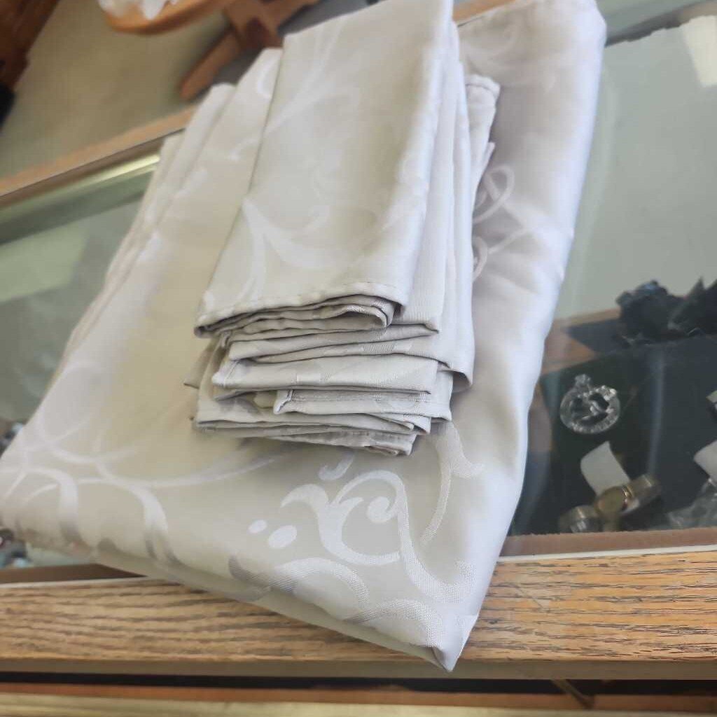 Beige Tablecloth W 8 Napkins