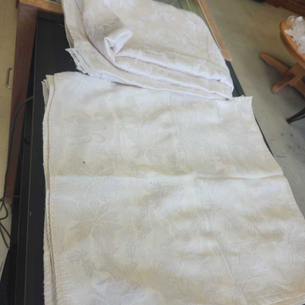 Ivory Color Tablecloth W 8 Napkins