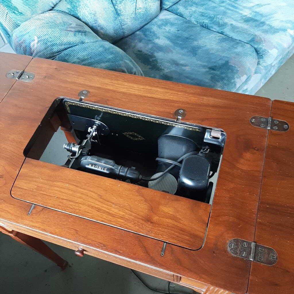 Singer Sewing Machine with stool