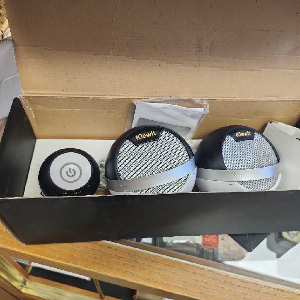 Kiewit Brand Desktop Speakers -Not Tested