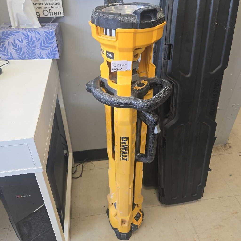 DeWalt 20V Max Cordless Tripod Light (Tested)