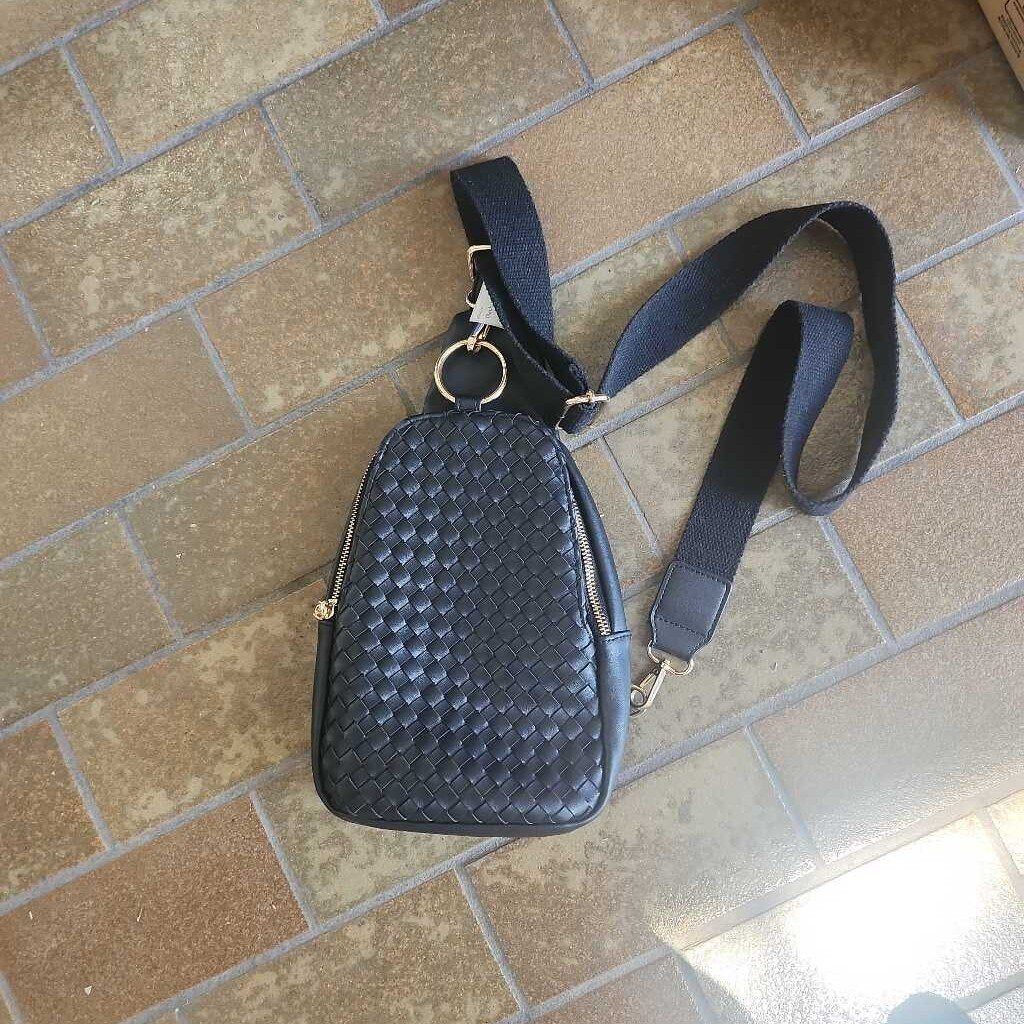 black shoulder bag