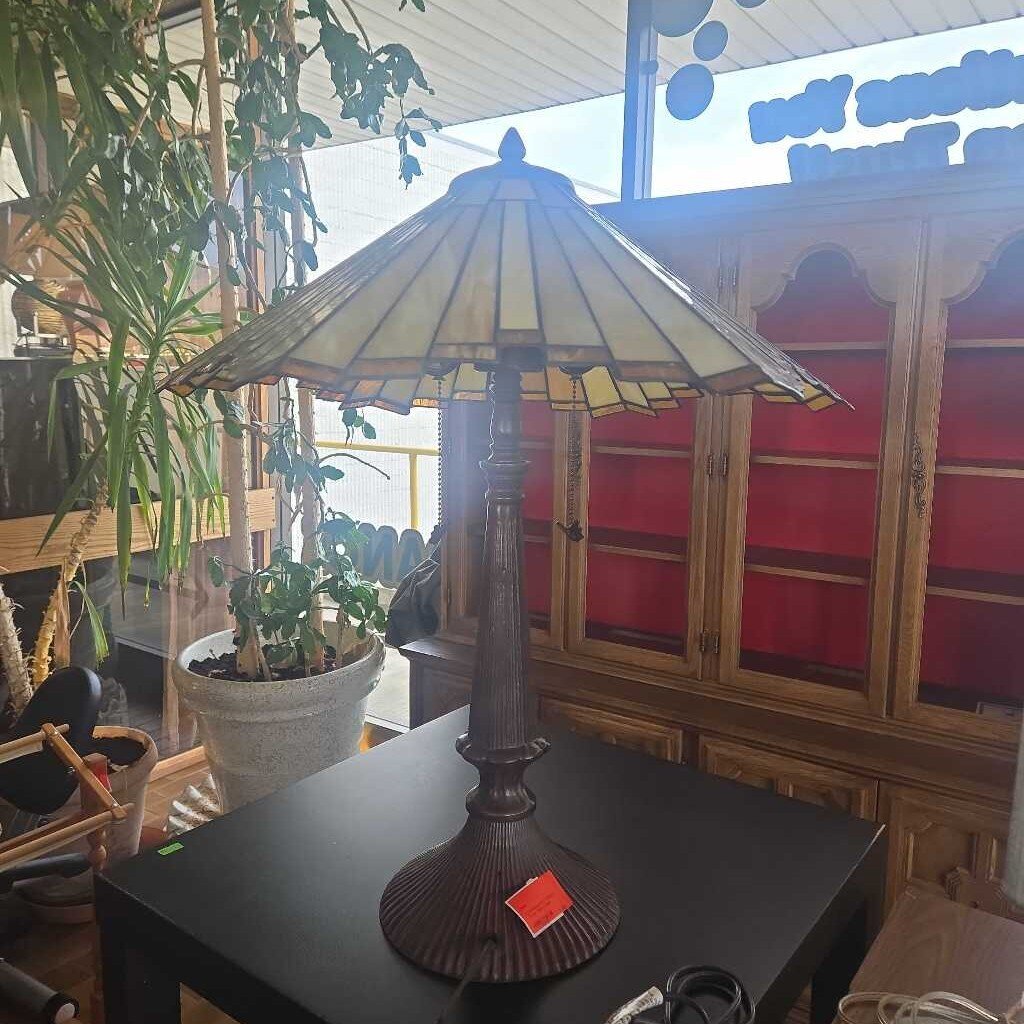 Contemporary Tiffany-Style Table Lamp