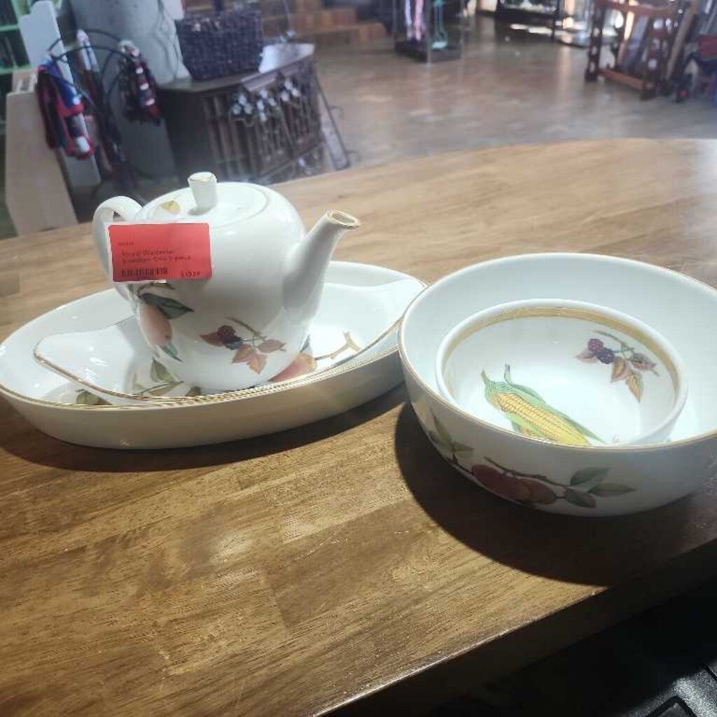 Royal Worcester Evesham Gold 5 piece set