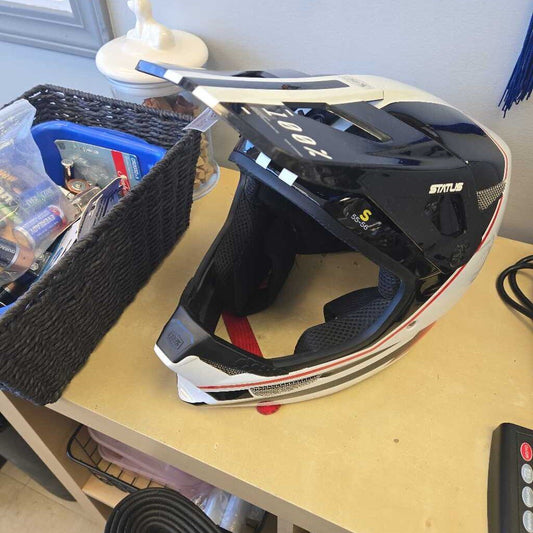 100% Status DH/BMX Helmet (No Accidents)