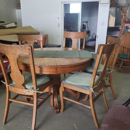 Table W/ 7 Chairs and 2 Leaf's