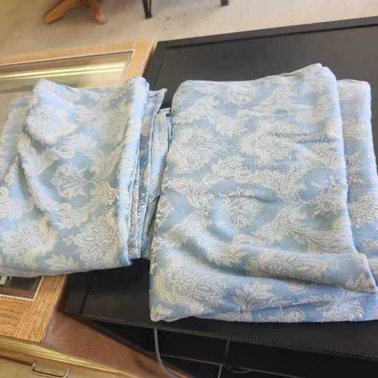 Light Flowery Tablecloth With 2 Runners