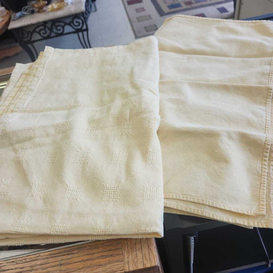 Yellow Tablecloth W/ 4 Napkins