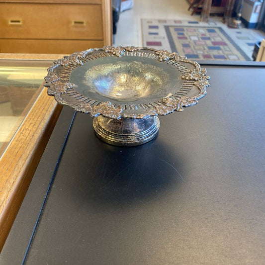 Vintage Sheffield Reproduction Silver Plate Orante Shell Pedestal Bowl