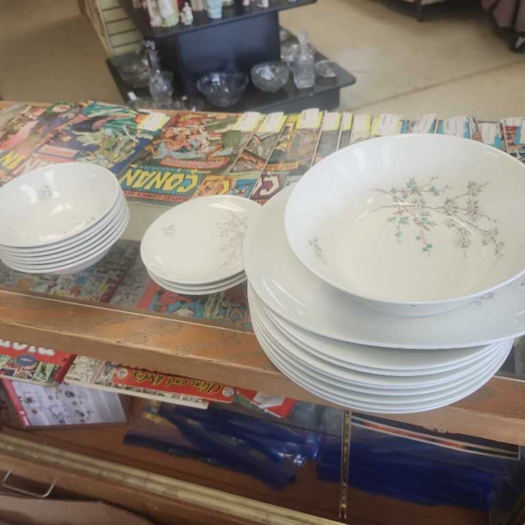 28 Piece SnowWhite Johnson Brother Set