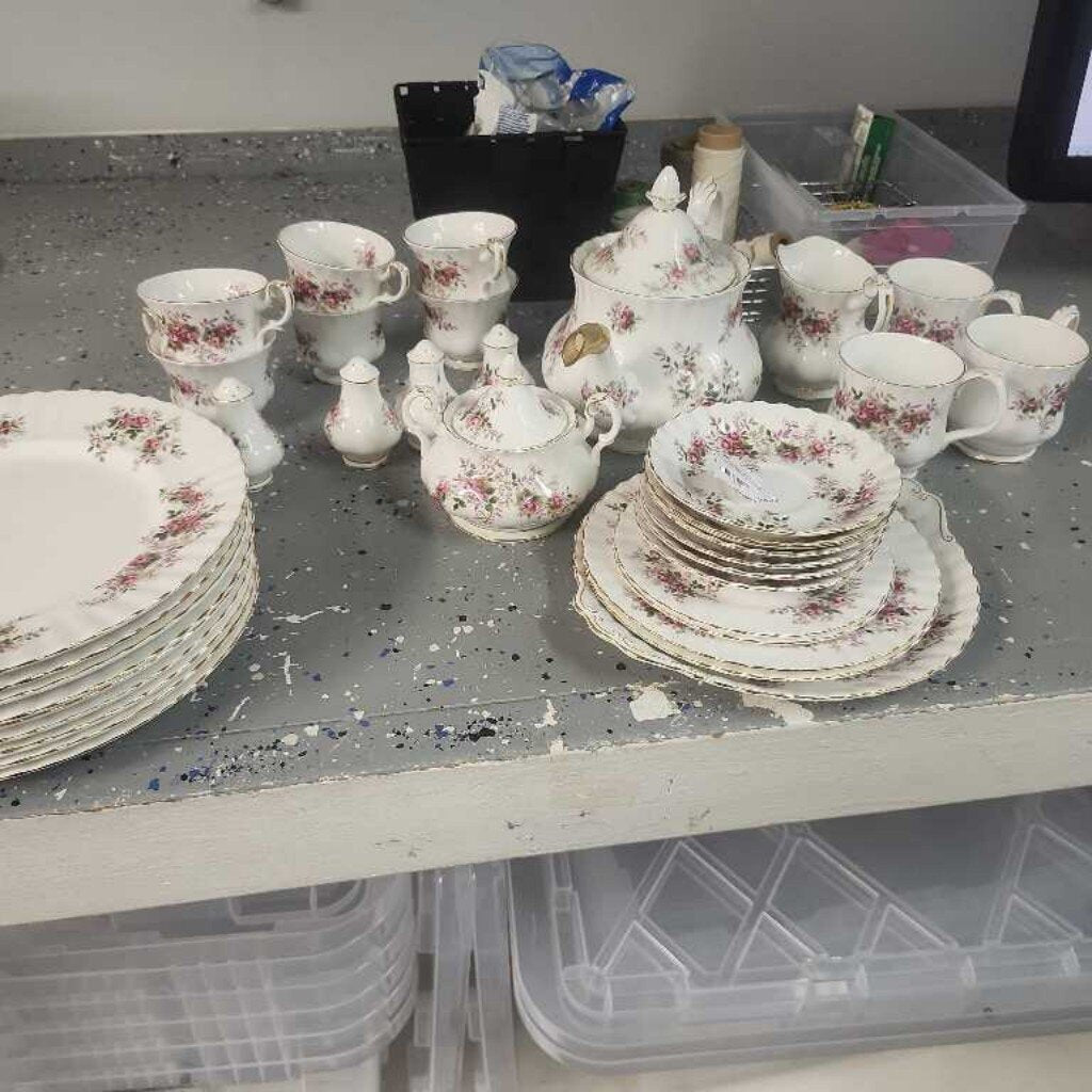 32 Piece Royal Albert Lavender Rose Dinner Set