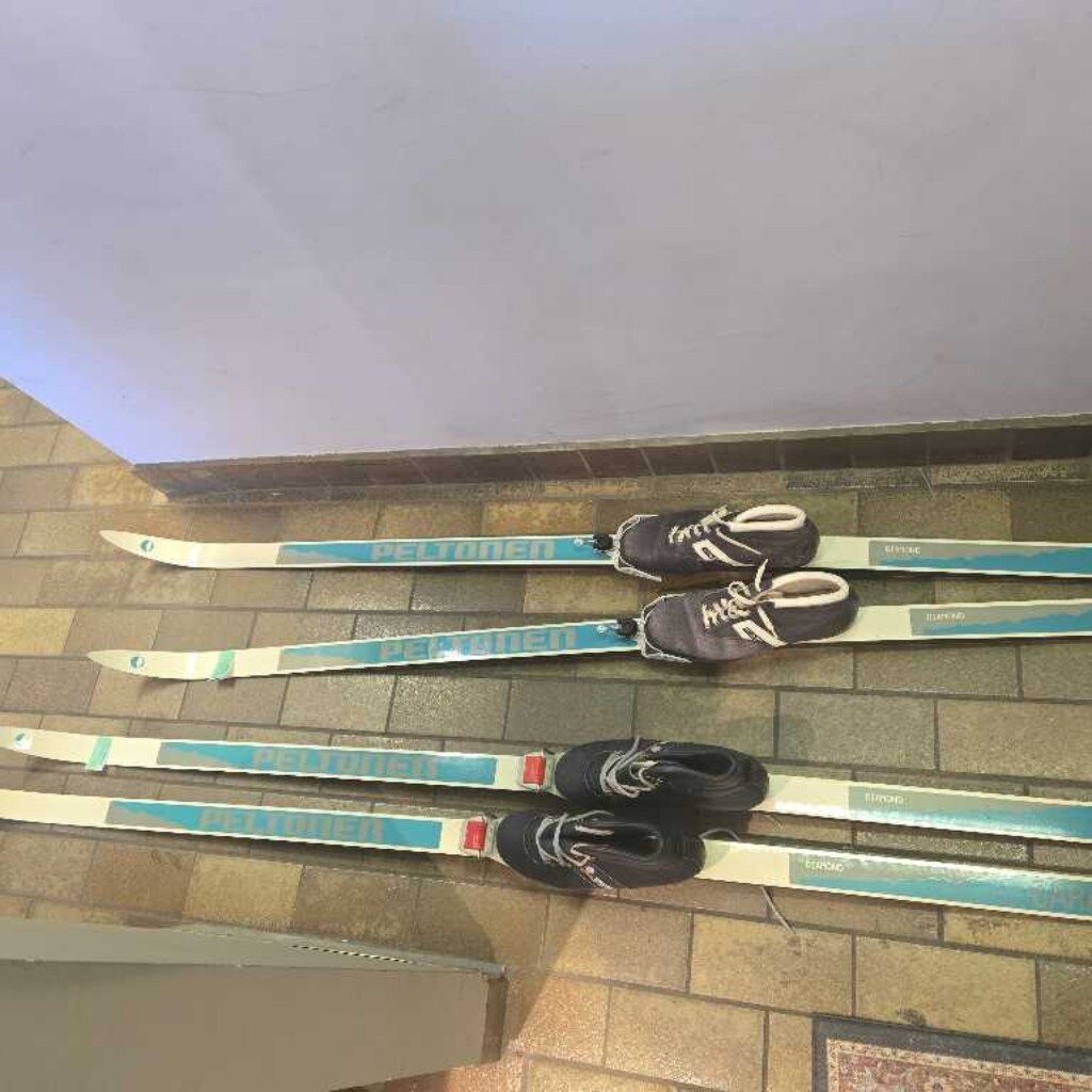Pair Of Vintage Peltonen Carat Cross-Country Skis With Bindings