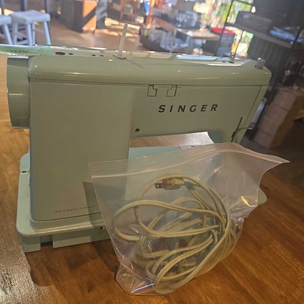 Singer Sewing Machine With Peddle (Tested)