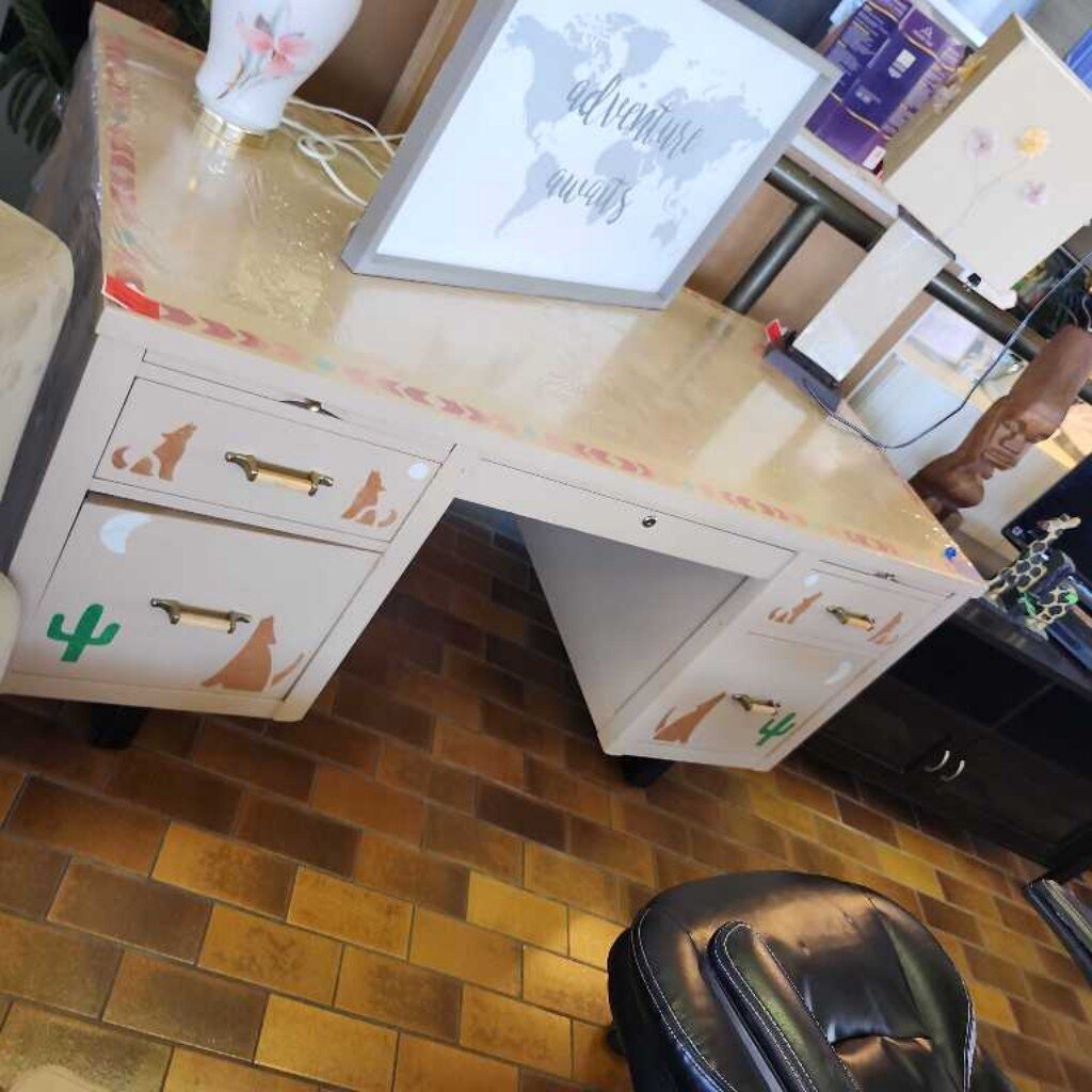 Large Pinkish desk with paint Design