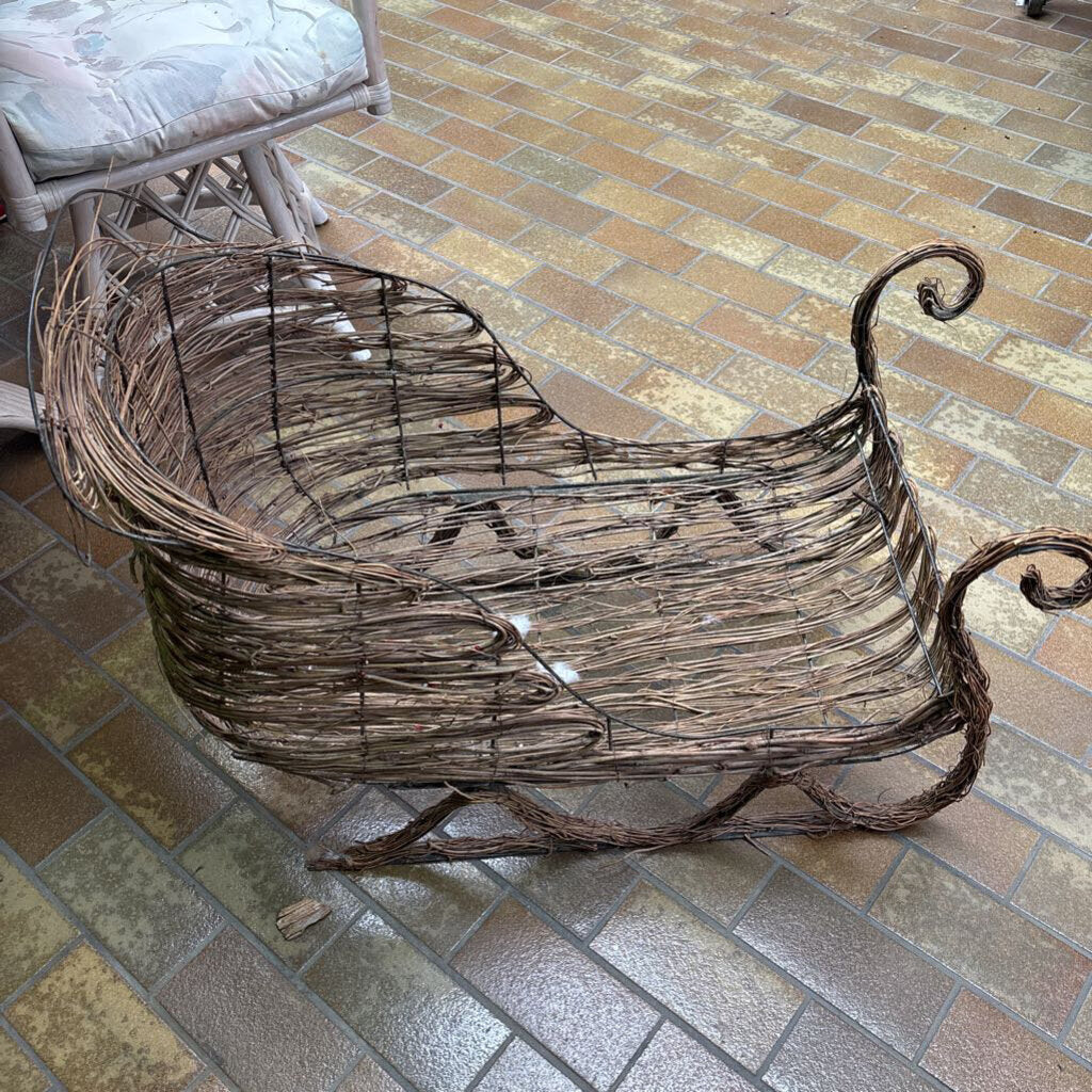 Vintage-style woven sleigh